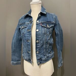 Vintage Dark Wash Levi’s Denim Trucker Jacket like new.